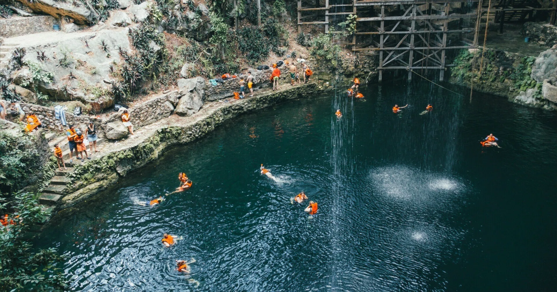 酒場での出会い、セノーテで出会う神秘の水の世界 【メキシコ