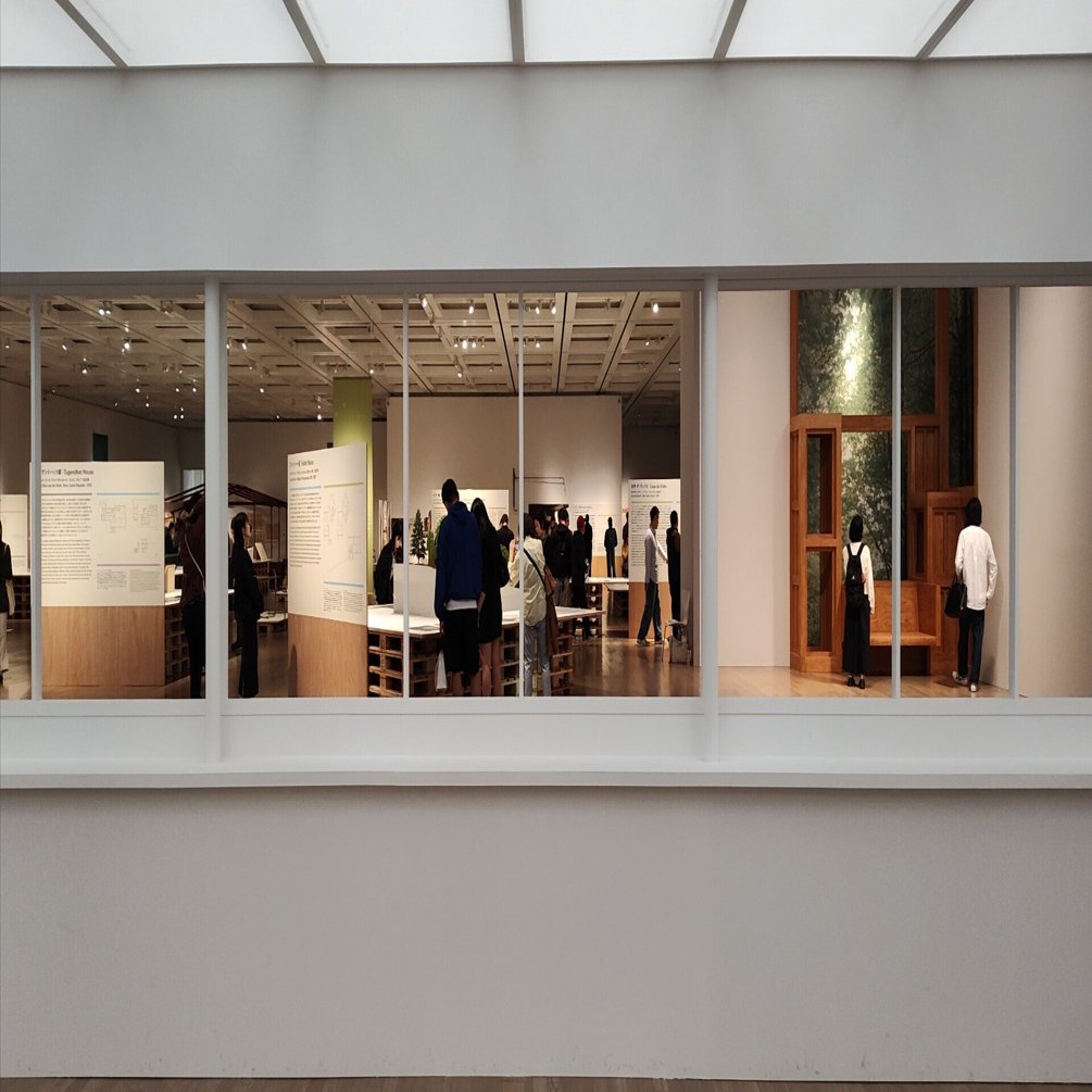 100万円超えの椅子に座れる展示「リビング・モダニティ」｜たかはしあさぎ