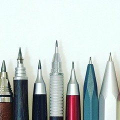 金属の質感も素晴らしい廣瀬鐡筆堂の双頭式芯ホルダーです。軸のえぐれ