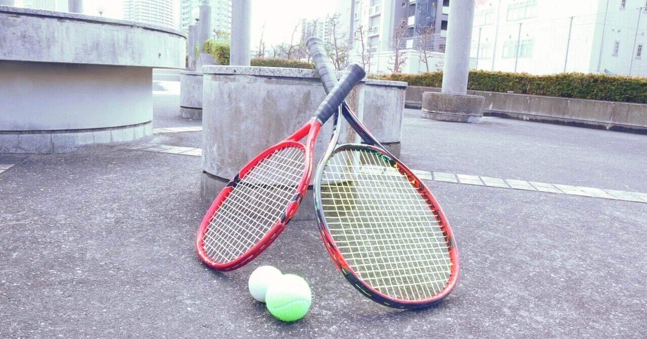 アンティークなテニスラケットの歴史と変遷について解説している彫刻が収められた額装 アンティークなテニスラケットの歴史と変遷について解説している