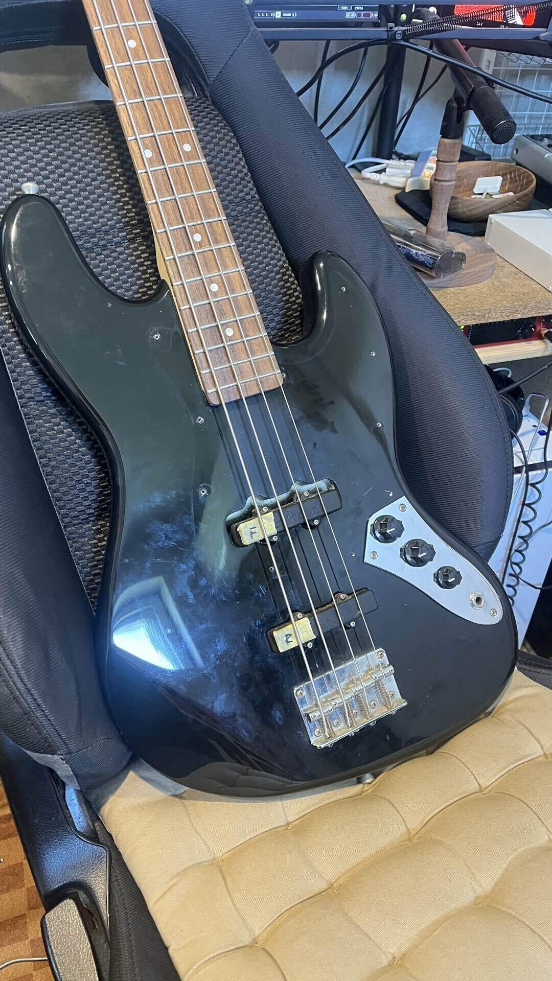 ジャンクギター遊び】安ベースはハイエンドの夢を見るか｜れんたろ