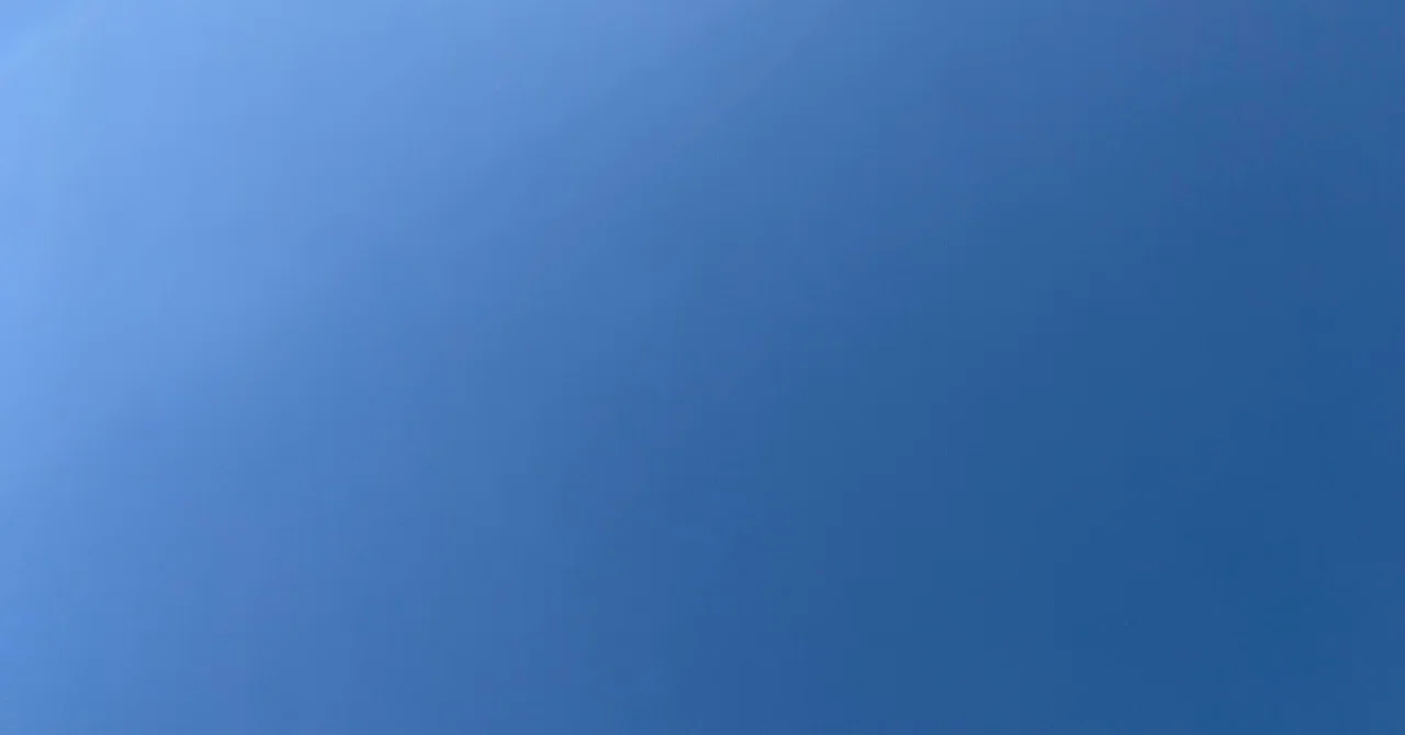 雲一つない真っ青な空|日出丸