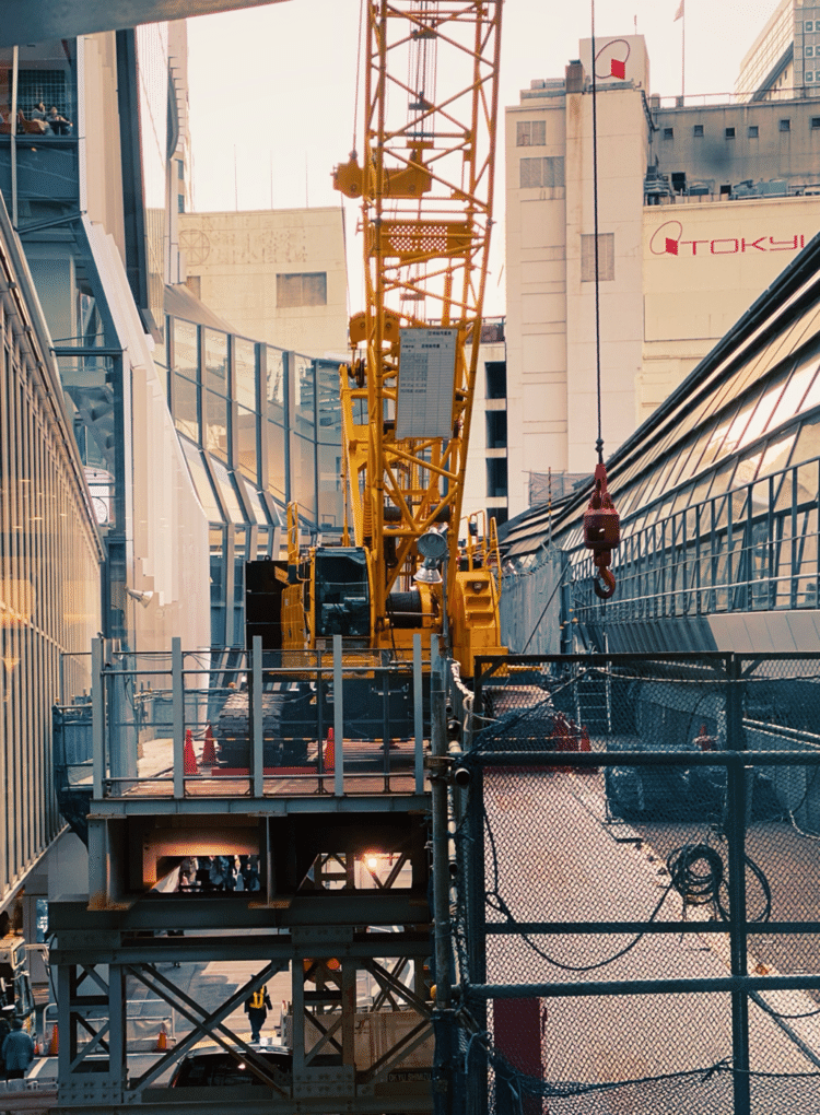 渋谷に来た時に撮った工事現場。重機の黄色が華やかな感じです。

#写真 #写真好きと繋がりたい #photograph #photo 