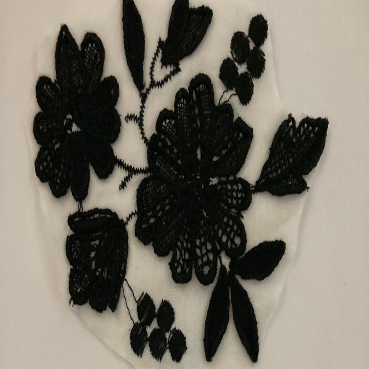 お花の刺繍をリメイクして、お気に入りのブラウスやTシャツに縫い付け