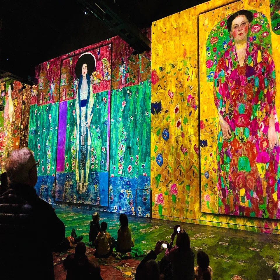 プロジェクションマッピングでクリムトを味わう！Atelier des Lumières
