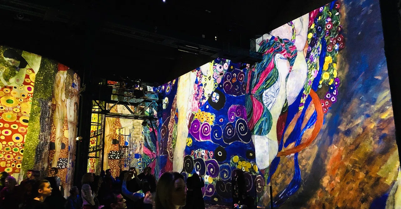 プロジェクションマッピングでクリムトを味わう！Atelier des Lumières