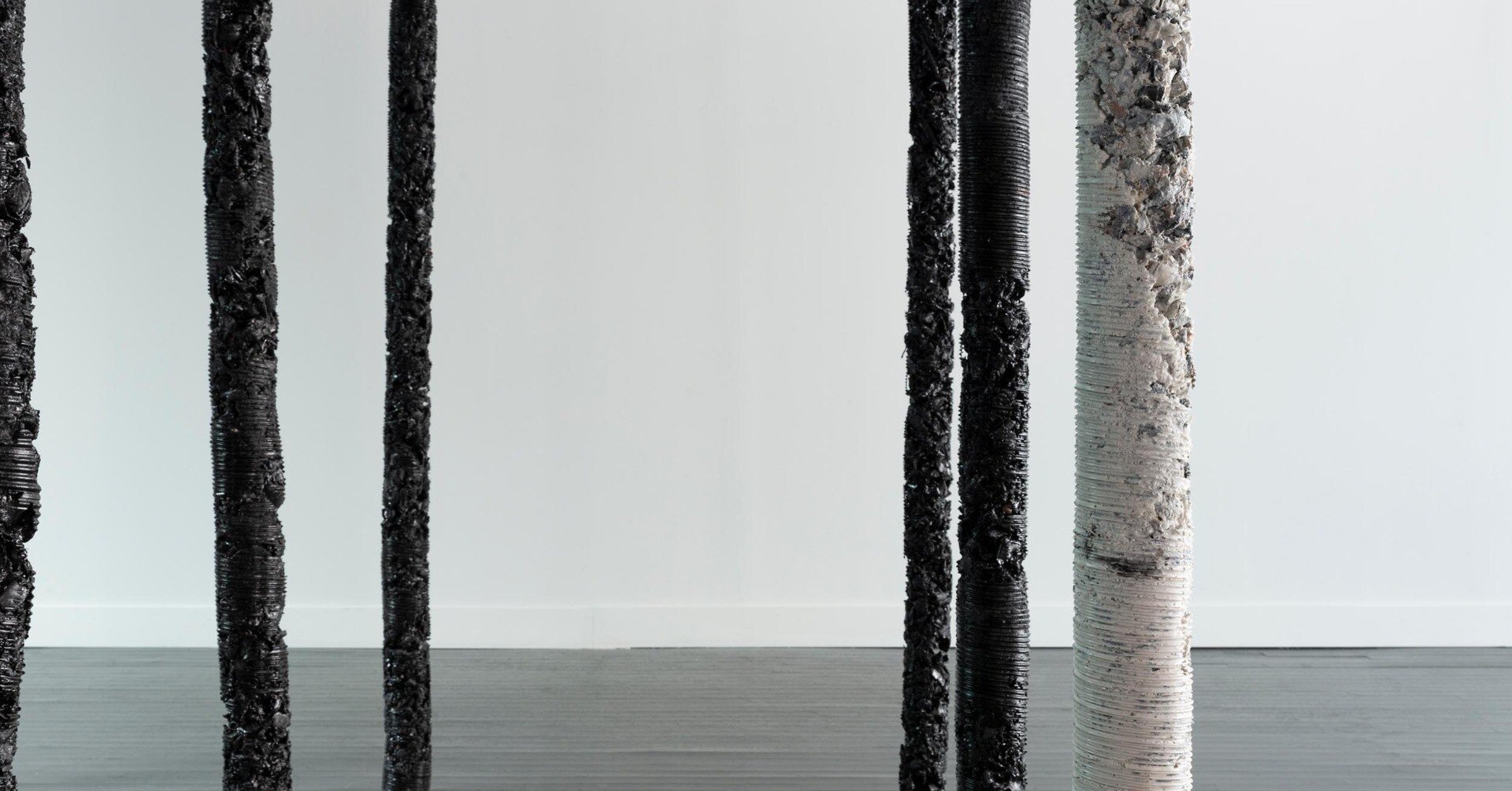 1. はじめに｜Helmut Langの彫刻的実践： 媒体の変容と記憶の物質化