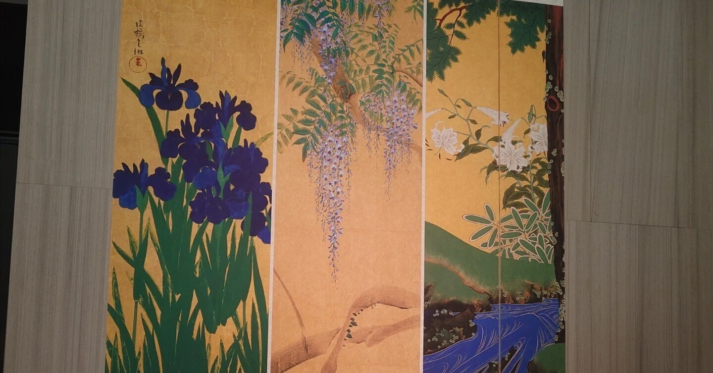 根津美術館 | JAPAN Forward 二人の画家の描く「燕子花図屏風」 掛け軸