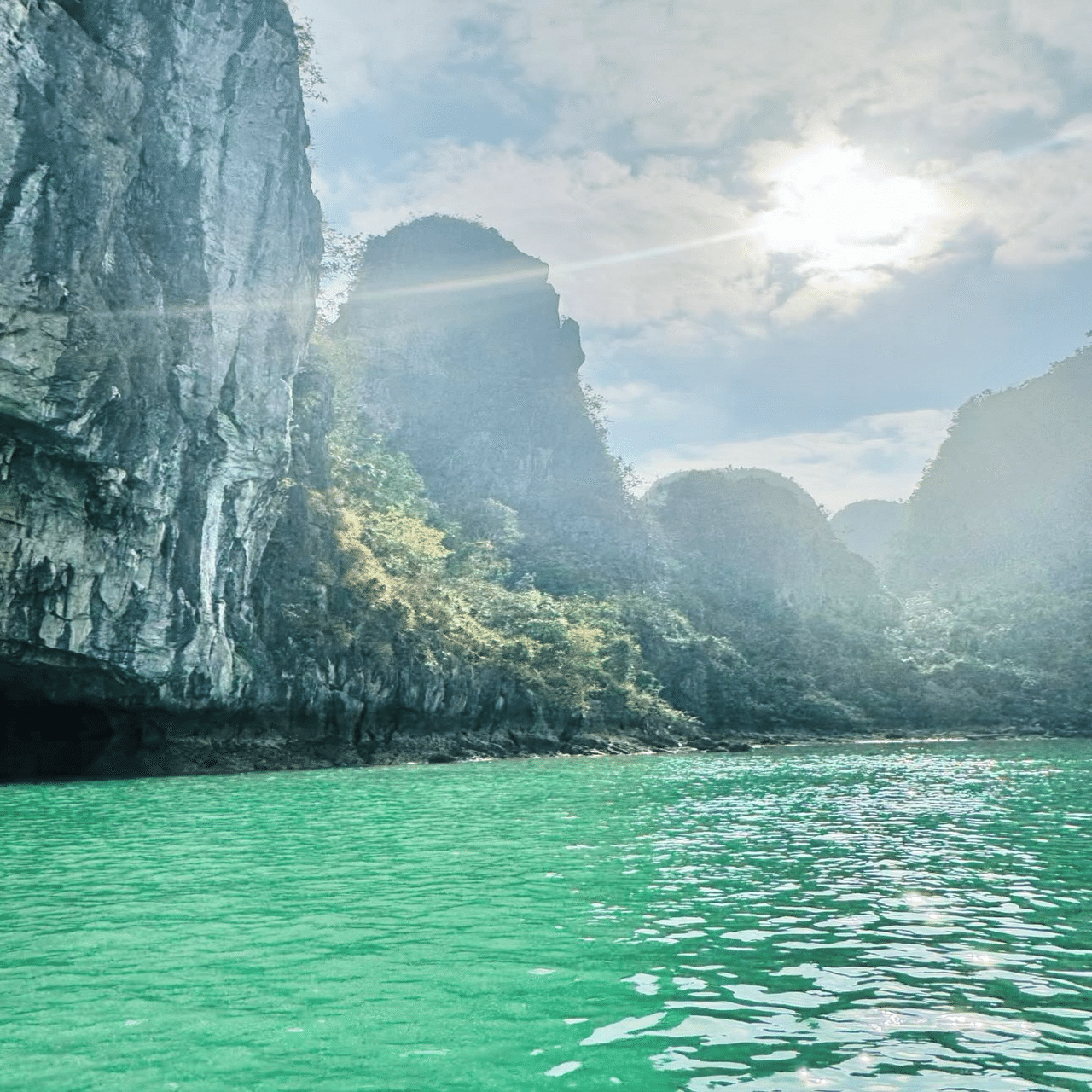 世界遺産⭐︎ハロン湾ツアーが最高って話。｜けろかな🐸 世界一周｜他