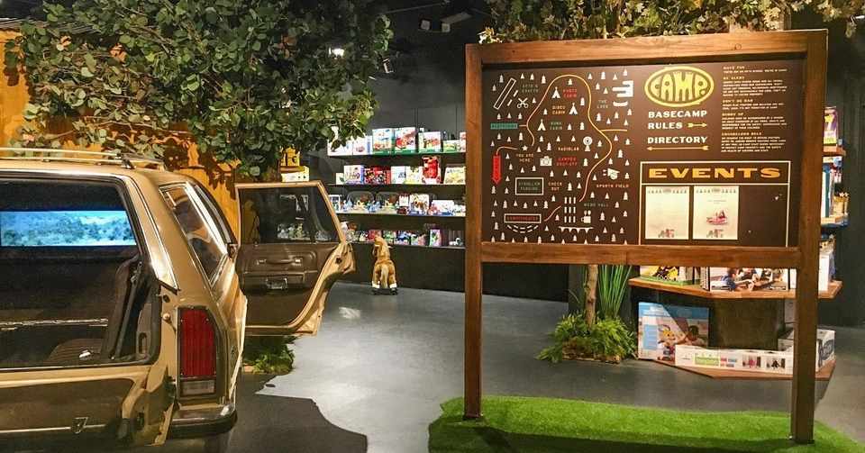 隠し扉の奥で 子どもたちに夢を売る アメリカのおもちゃ屋さん キャンプ パケトラ 世界のビジネスアイデア Note