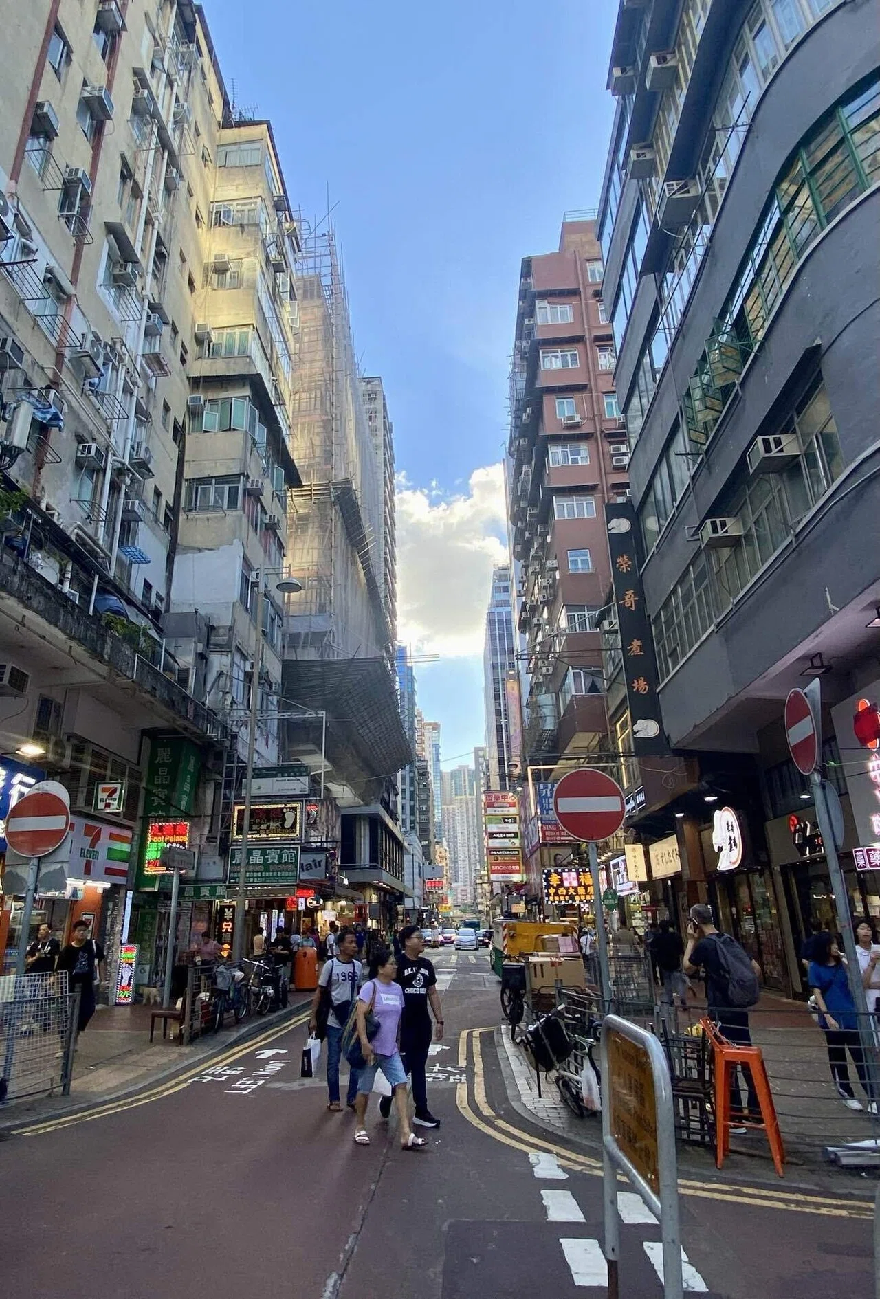 香港】高層ビルの壁がそり立つ、ゲームのような世界を歩く｜旅する