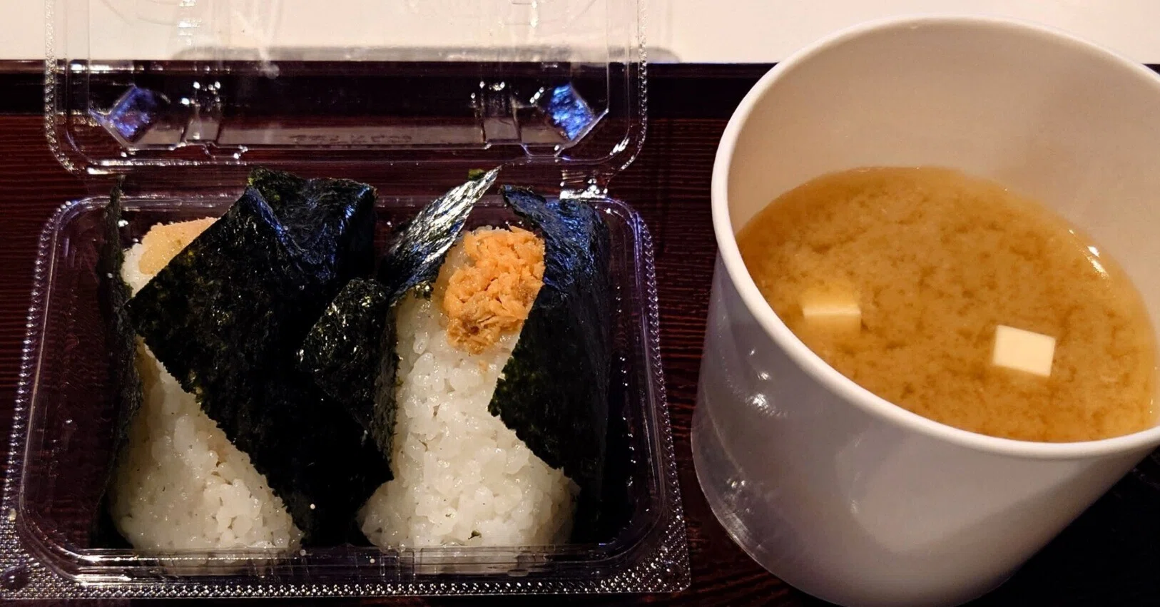 A Quick Onigiri Before Takeoff / Haneda Airport 