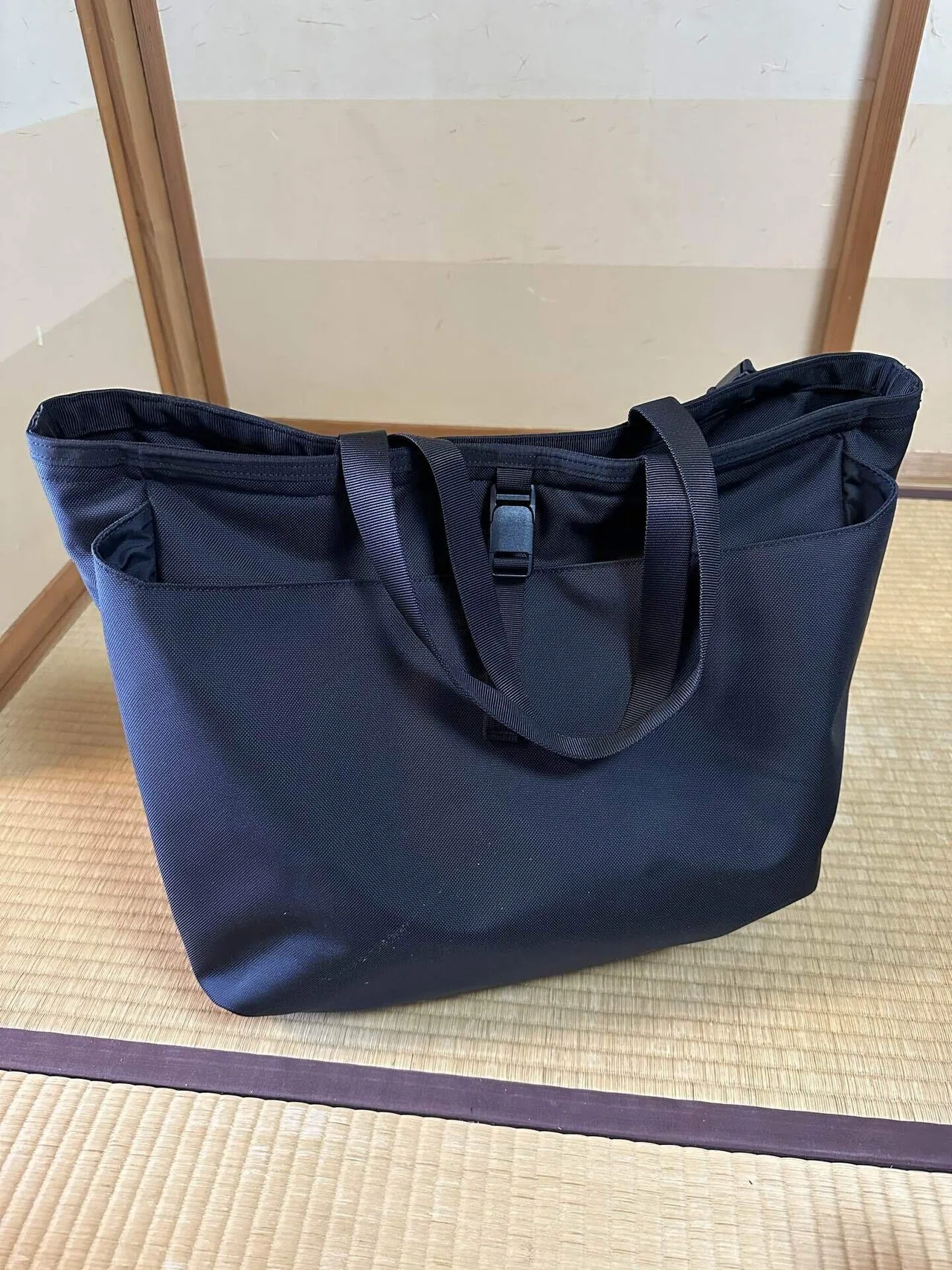 MONOLITHのカメラトートバッグ、SHOOTING TOTE PROと共に買った方が