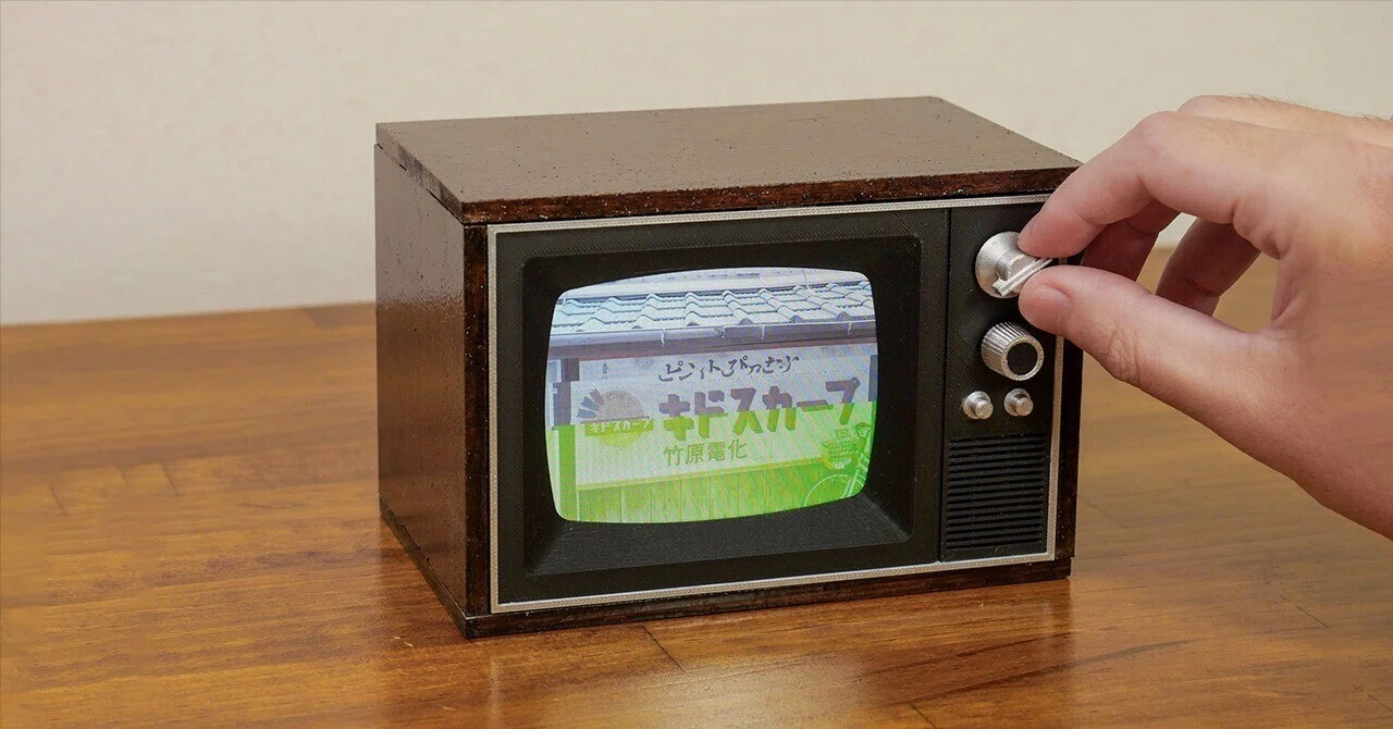 ノイズが出れば叩いて直す！ レトロテレビ風のデジタルフォトフレーム 