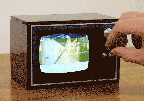 ノイズが出れば叩いて直す！ レトロテレビ風のデジタルフォトフレーム