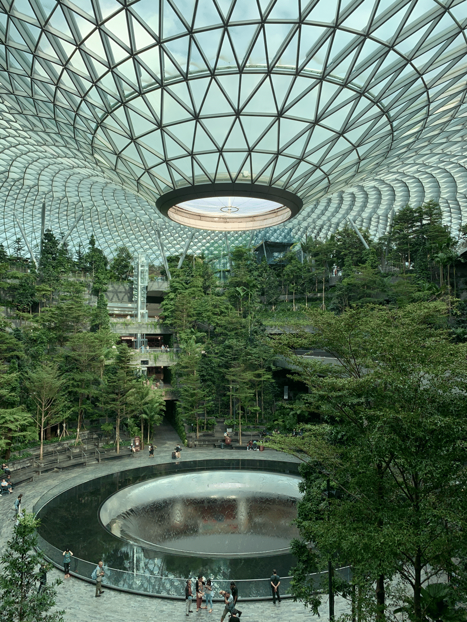 シンガポール国際空港の【Jewel】（ジュエル）の滝には営業時間がある