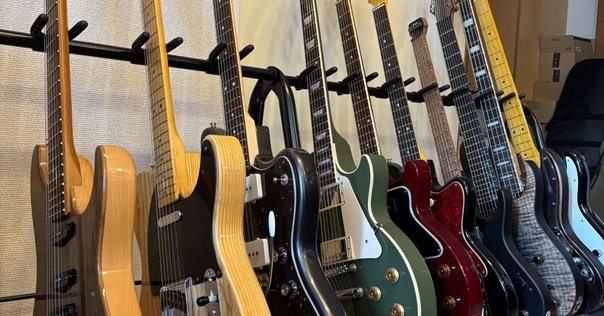 国内初の直営店 フレットの間が異様にスキャロップ加工されたベトナムギター ギター