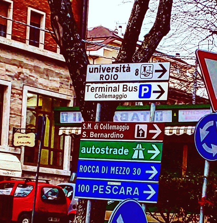 街中の交通標識。