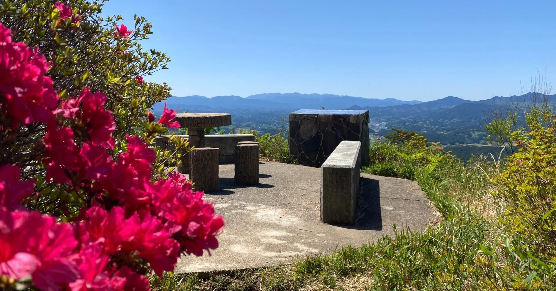 鳥見山／鳥見山(とりみやま)公園から眺望する宇陀の山々とツツジ乱舞
