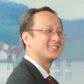 Yoshi = 高橋宜盟(たかはし・よしあき)