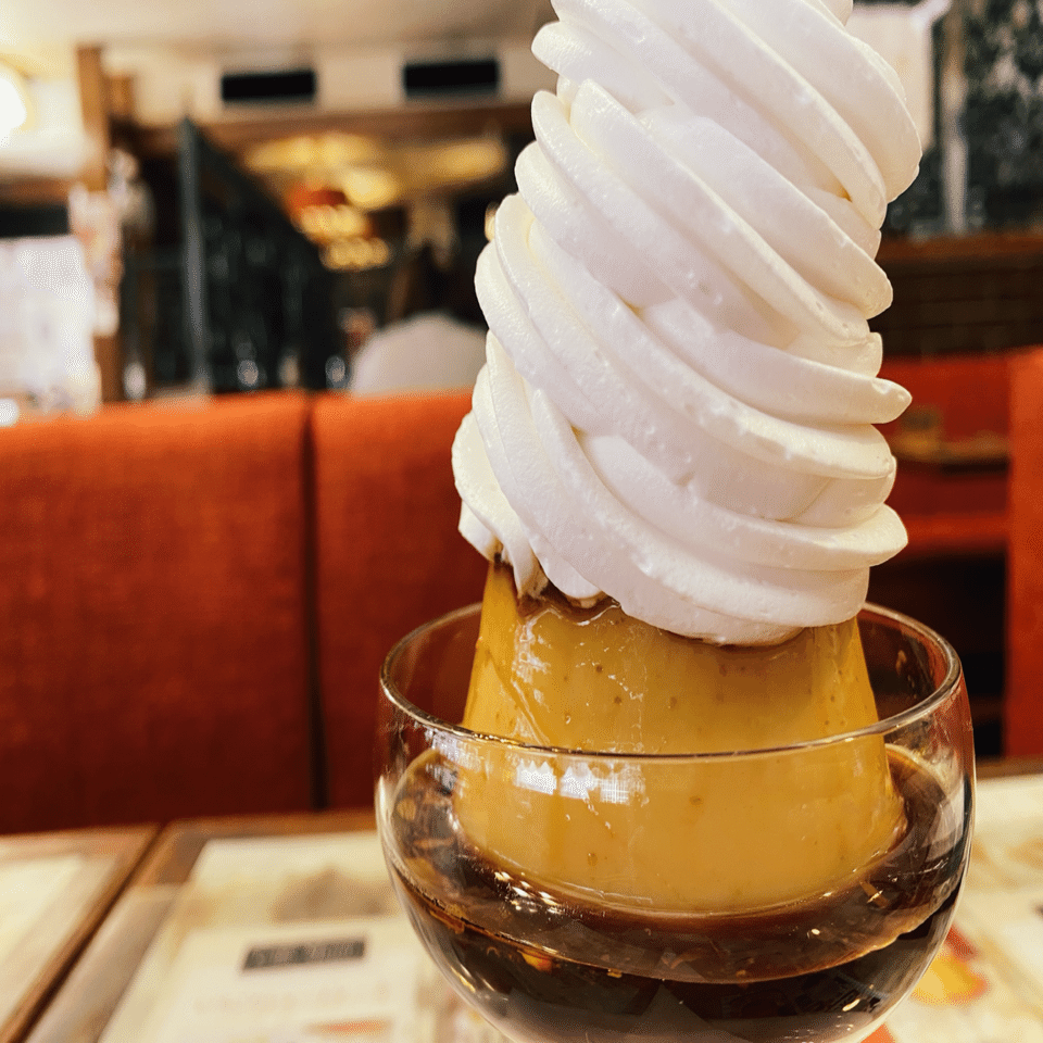 町喫茶に行く 第12回】プリン史上もっともホイップクリームがのった純