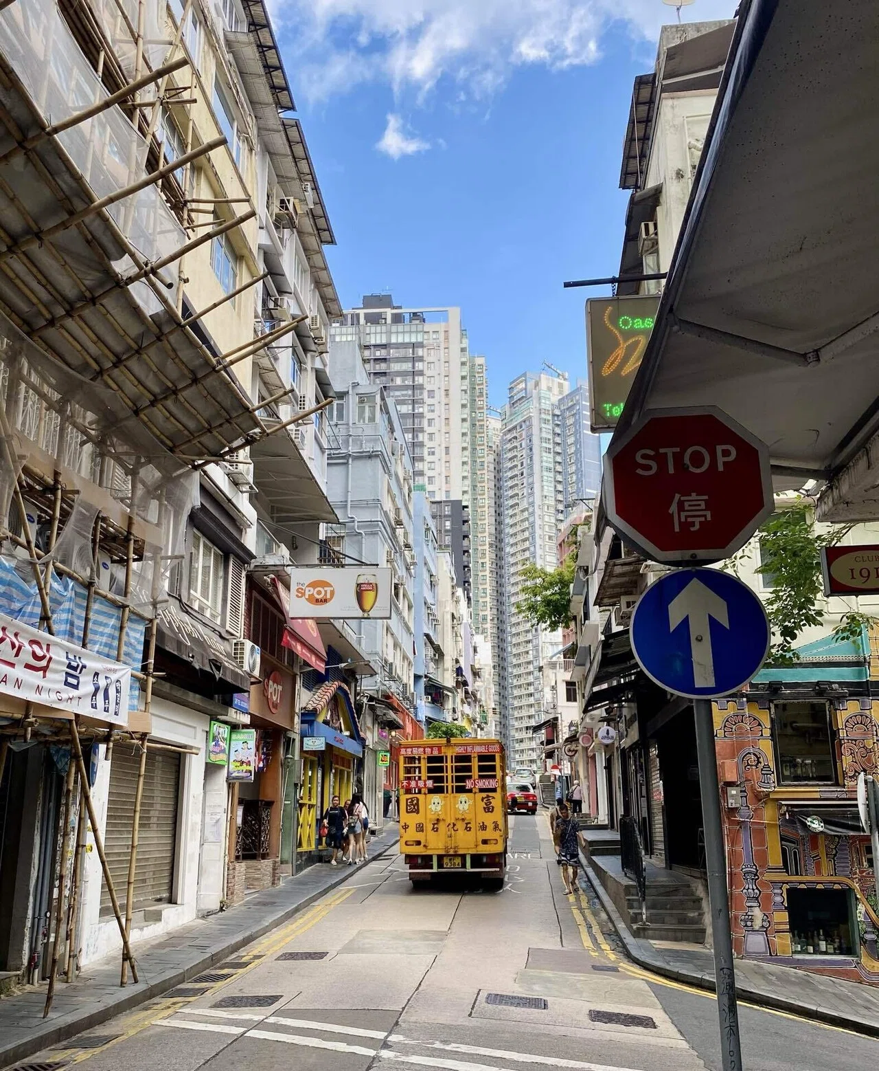 香港】高層ビルの壁がそり立つ、ゲームのような世界を歩く｜旅する