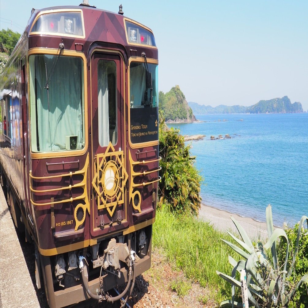 高知県須崎市の「海が見える駅」恋人たちの聖地で太平洋に抱かれる