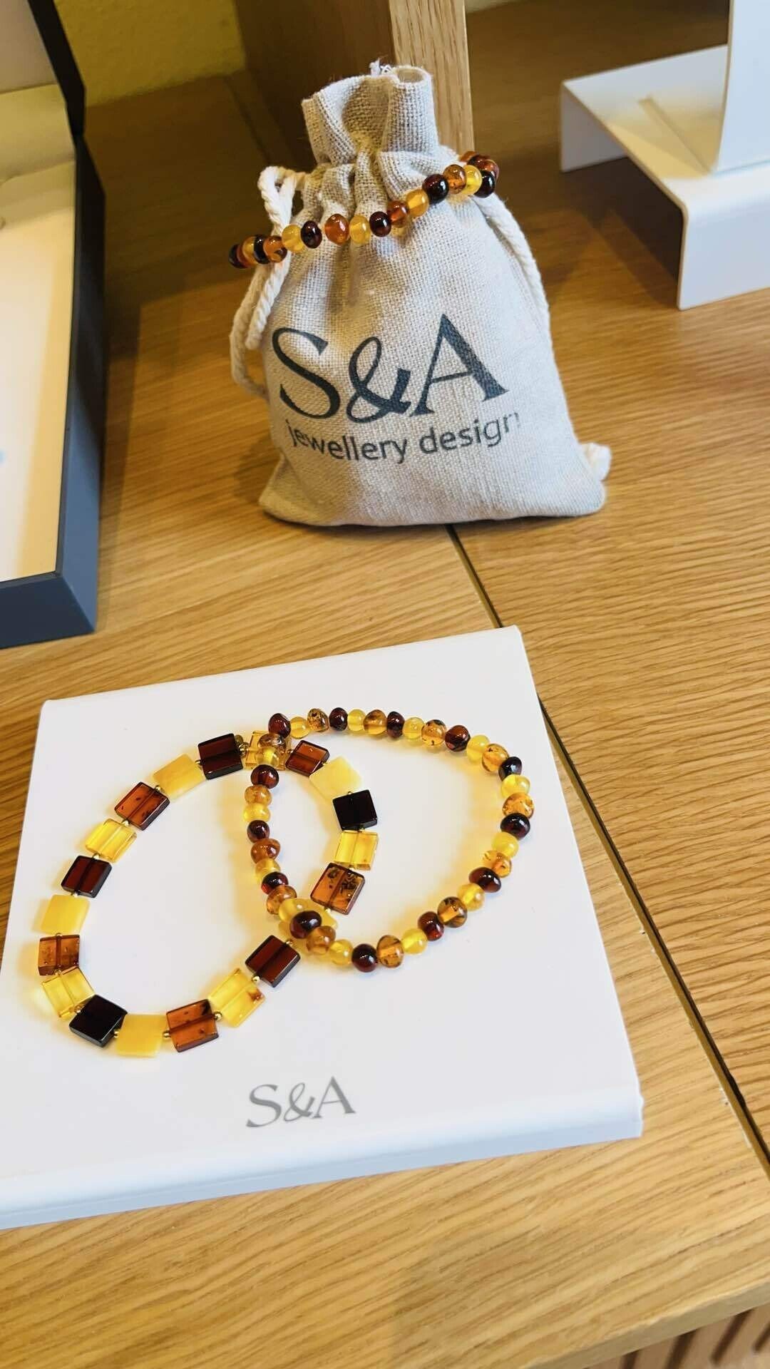 大阪◦関西万博　ポーランドパビリオン　琥珀ブレスレット 大阪◦関西万博 ポーランドパビリオン 琥珀ブレスレット - メルカリ