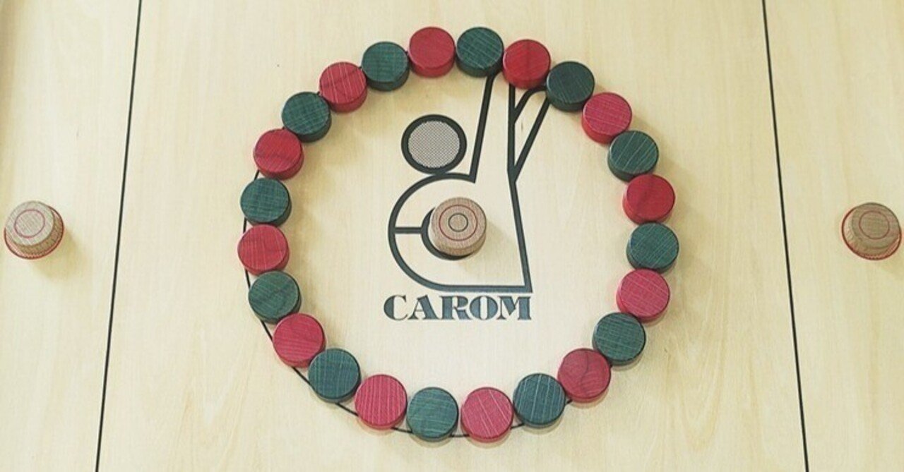 彦根にしかない謎のご当地ゲーム「彦根カロム」のチャンピオンに実演し