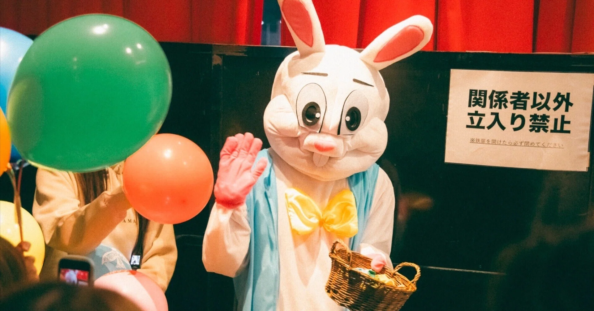 ライブハウスの入り口に立って｜MasatoKanai