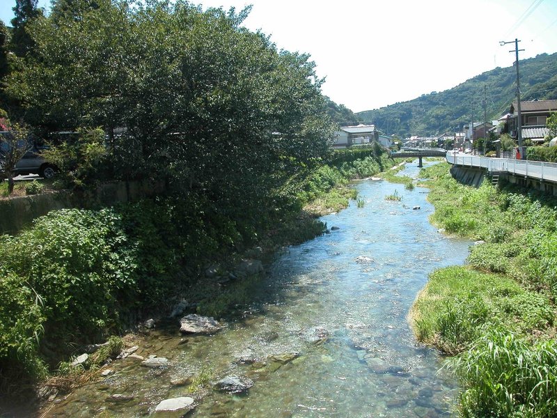 036日土公民館と日土小学校の横を流れる喜木川