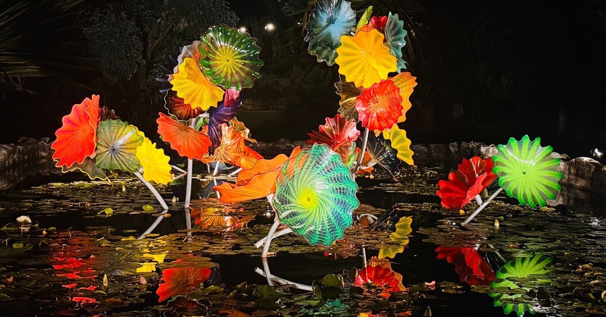 人間国宝チフーリの「ガラスアート・ガーデン」夜の風景と