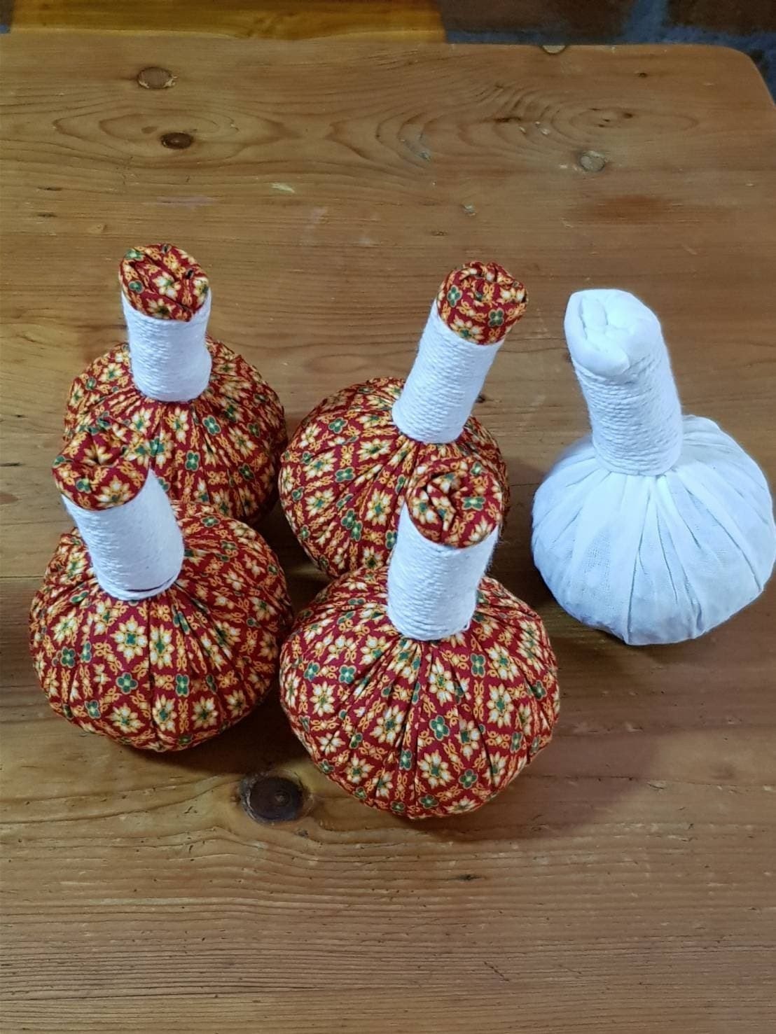 タイハーブボールは2種類作っており レンジで温めるもの 湿らせて蒸すものありますが 最近ではレンジで温めるハーブボールが人気あります 中にはタイ米 タイハーブが入ってまして 100回以上使えて便利です Uwan モリンガ栽培と物作り Note タイハーブボールは2種類作っており レンジで温めるもの 湿らせて蒸すものありますが 最近ではレンジで温めるハーブボールが人気あります 中にはタイ米 タイハーブが入ってまして 100回以上使えて便利です Uwan モリンガ栽培と物作り Note
