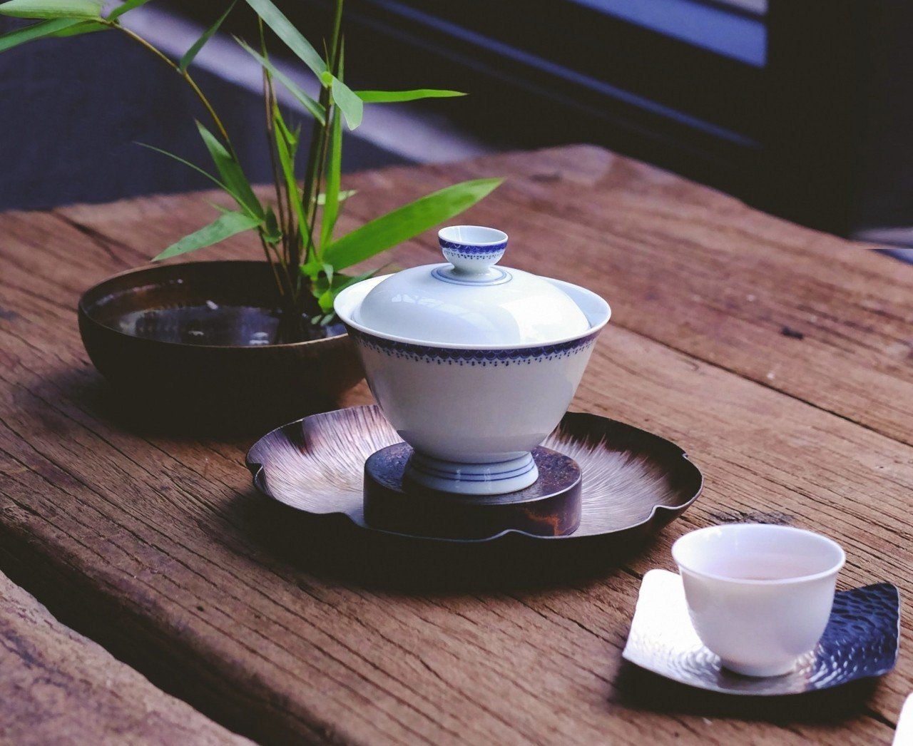 琺瑯彩花鳥六方藍色賞瓶 工芸品 美術品 置物