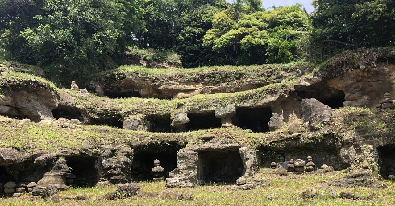 本物保証　曼荼羅堂やぐら群　中世壺　発掘品　出土品　鎌倉時代　骨董　アンティーク 謎の期間限定遺跡、まんだら堂やぐら群へ｜みなみの旅行記