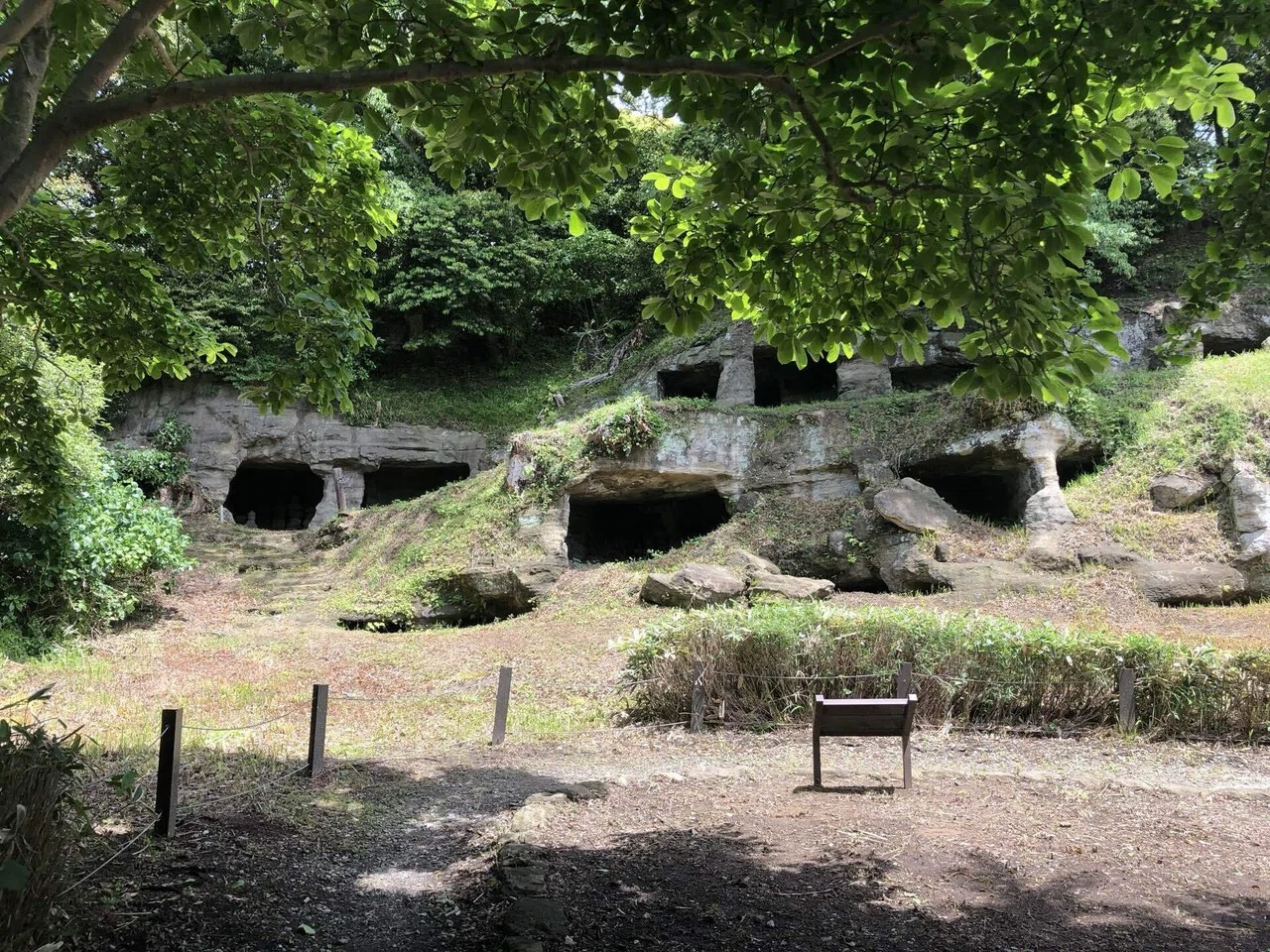 謎の期間限定遺跡、まんだら堂やぐら群へ｜みなみの旅行記
