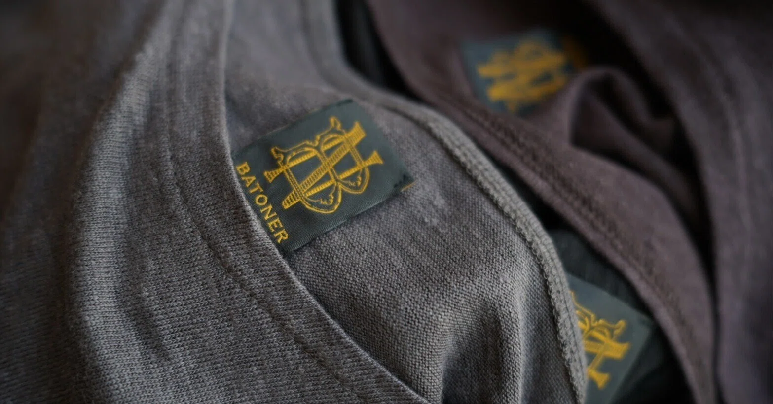 肌が覚える、価格以上の価値。【BATONER】NORMANDY LINEN BASQUE SHIRT