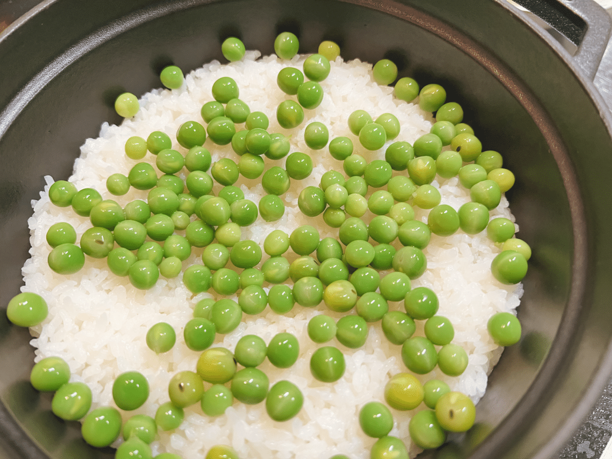 豆ごはん 色鮮やかに仕上げる『豆ごはん』（グリーンピースごはん