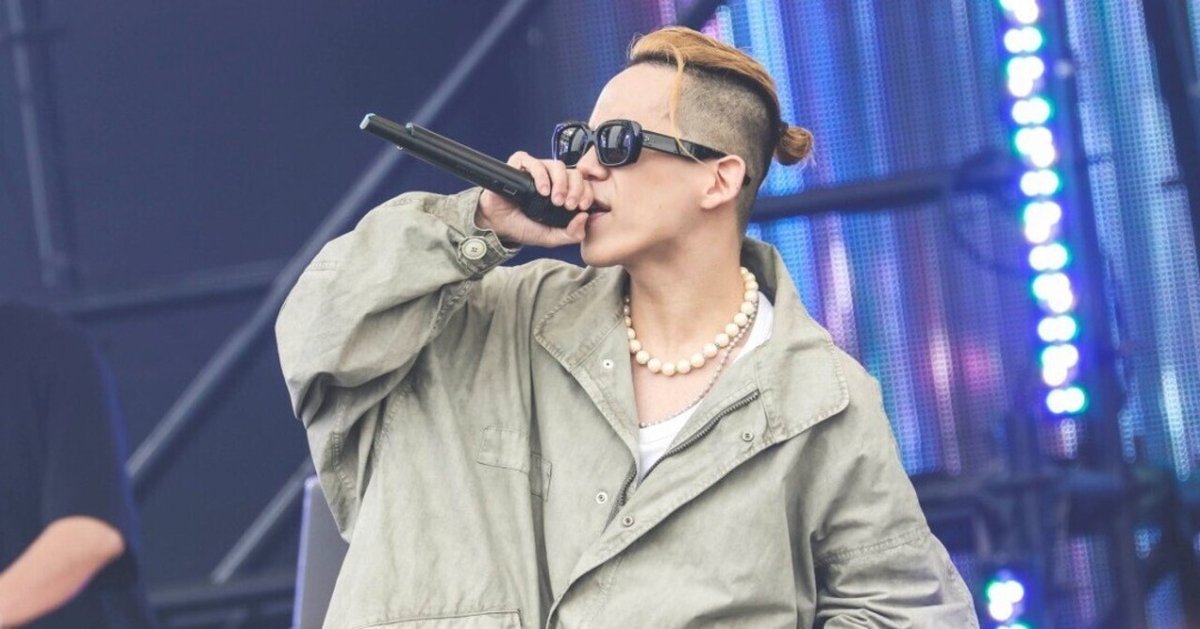 清水翔太　クリスマスイベント 清水翔太がクリスマスイルミが輝くステージで唯一無二の歌声を