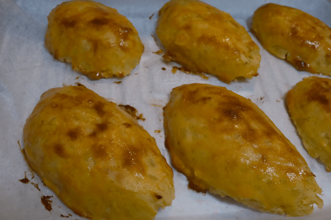 オーブンで焼き上がった6つのスイートポテト