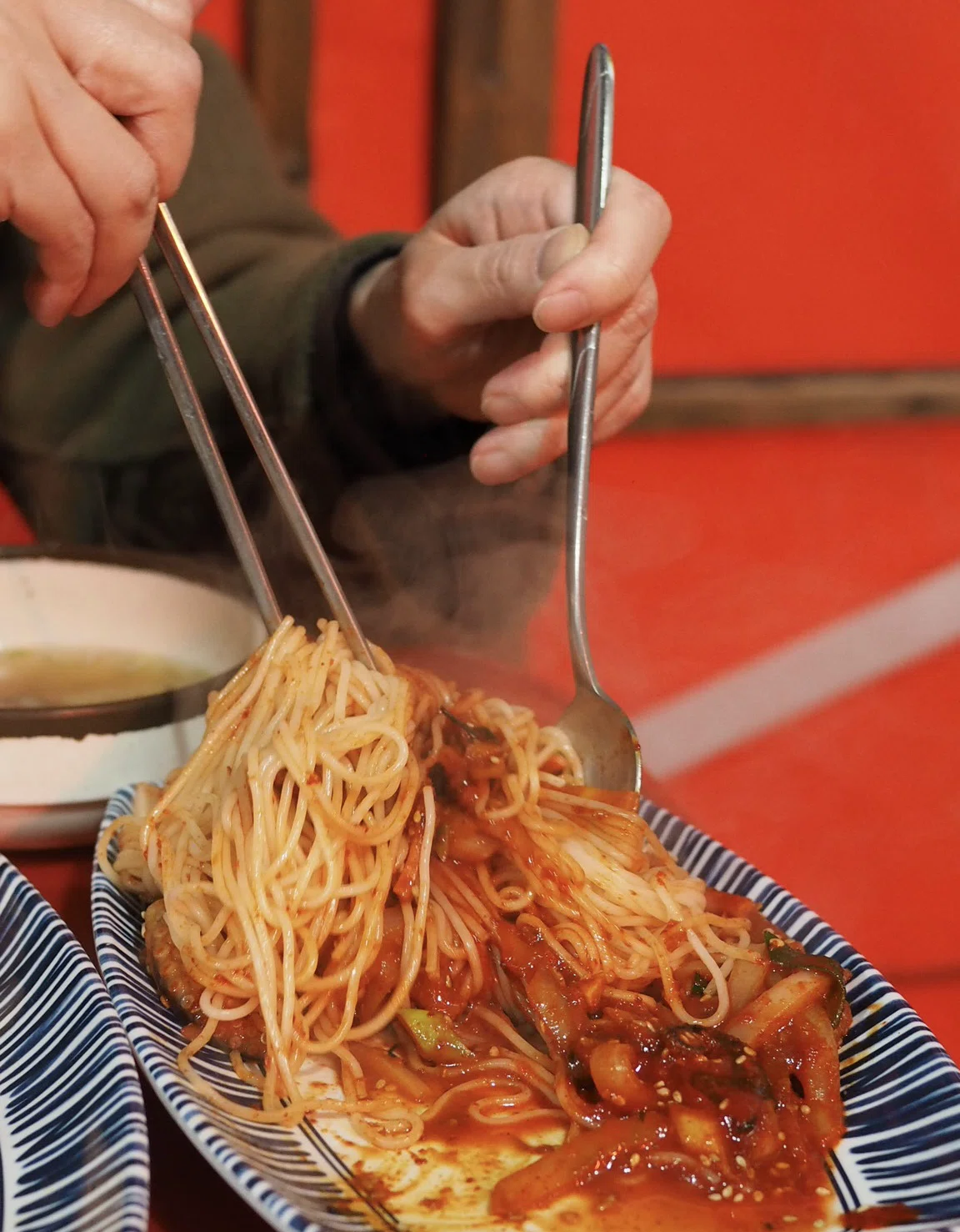 麺と辛いやつを混ぜて湯気がすごい