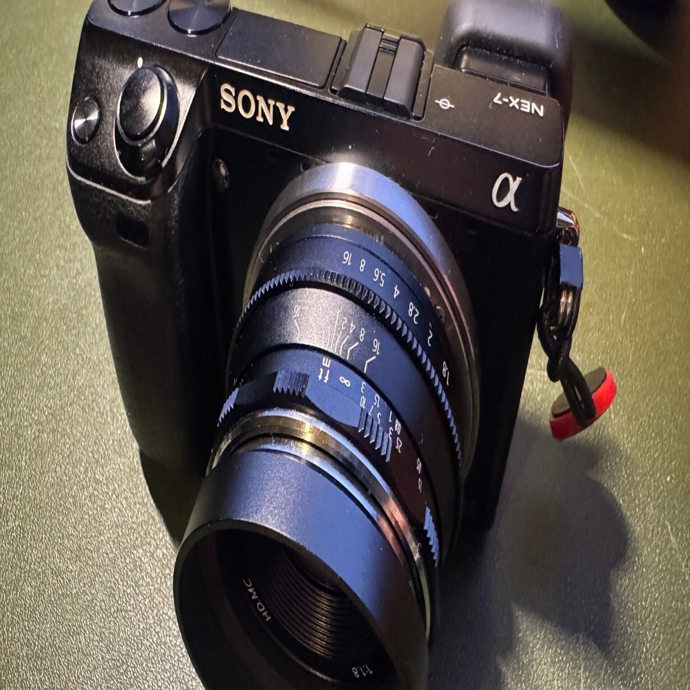 不人気カメラNEX-7に安物レンズPERGEAR25mmでモノクロスナップ