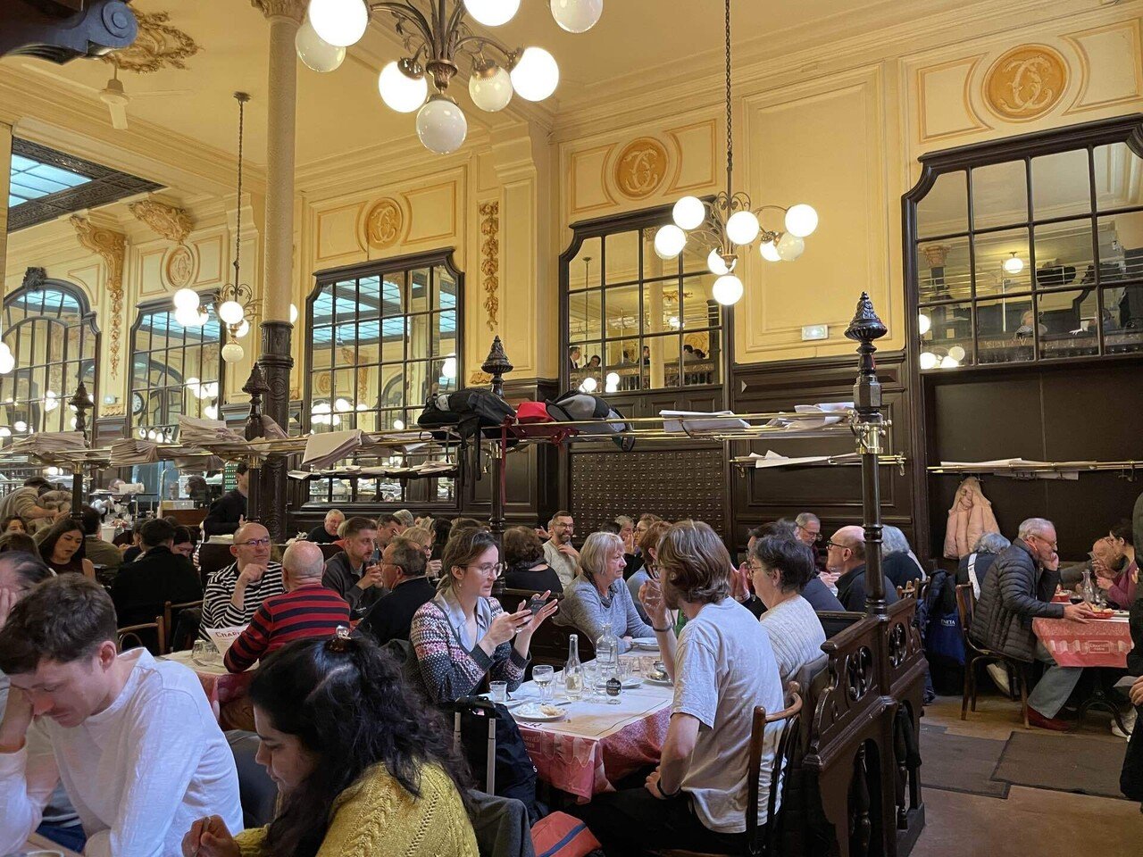 パリ観光🇫🇷大衆食堂、エッフェル塔に凱旋門、モンマルトル地区