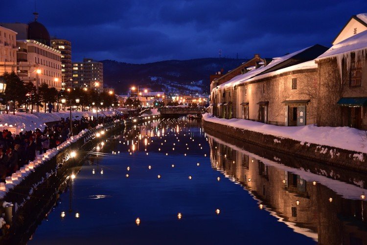 小樽雪あかりの路期間中の夕刻の小樽運河