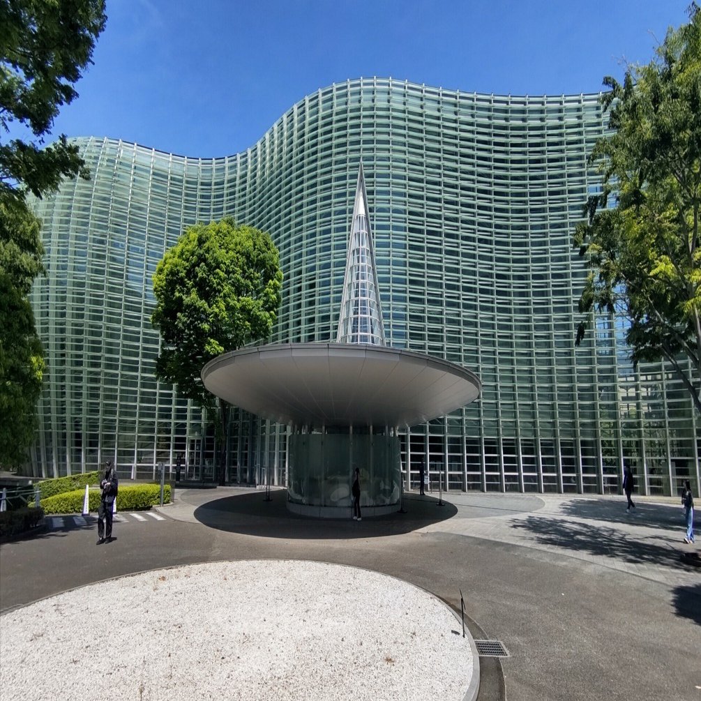 国立新美術館｜黒川紀章が描いた「森の中の美術館」｜World