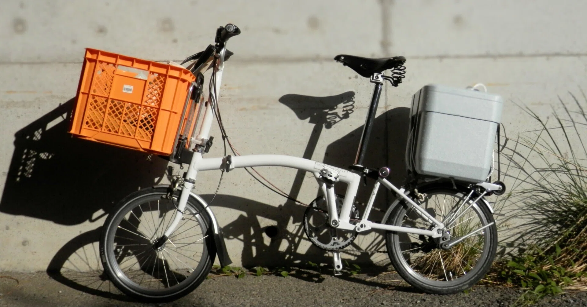 ゆ*店様 BROMPTON 折りたたみ自転車 ホワイト　ジャンク品 折りたたみ自転車にクーラーボックスを積載する【ブロンプトン