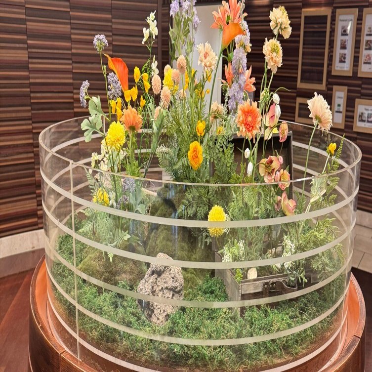 大阪御堂筋のアート - 淀屋橋odonaビルビルのフラワーアレンジメント