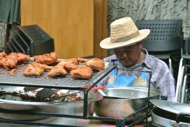 日差しを1日浴びていると眠くなる。タイ・バンコク、カオサン通りの屋台にて。