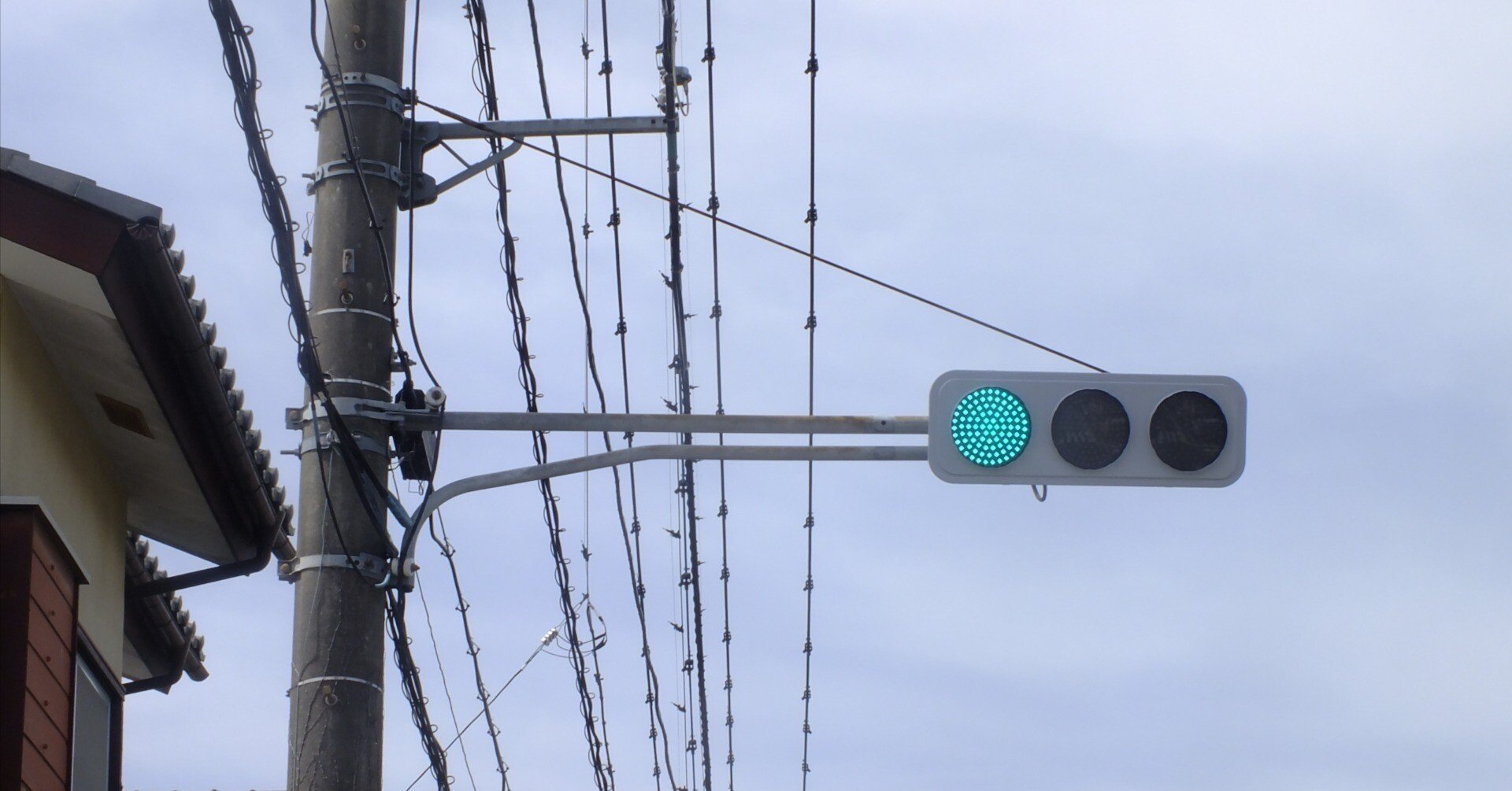 高崎-318】高崎市浜尻町の住宅付近に京三製交通信号制御機が見える日信