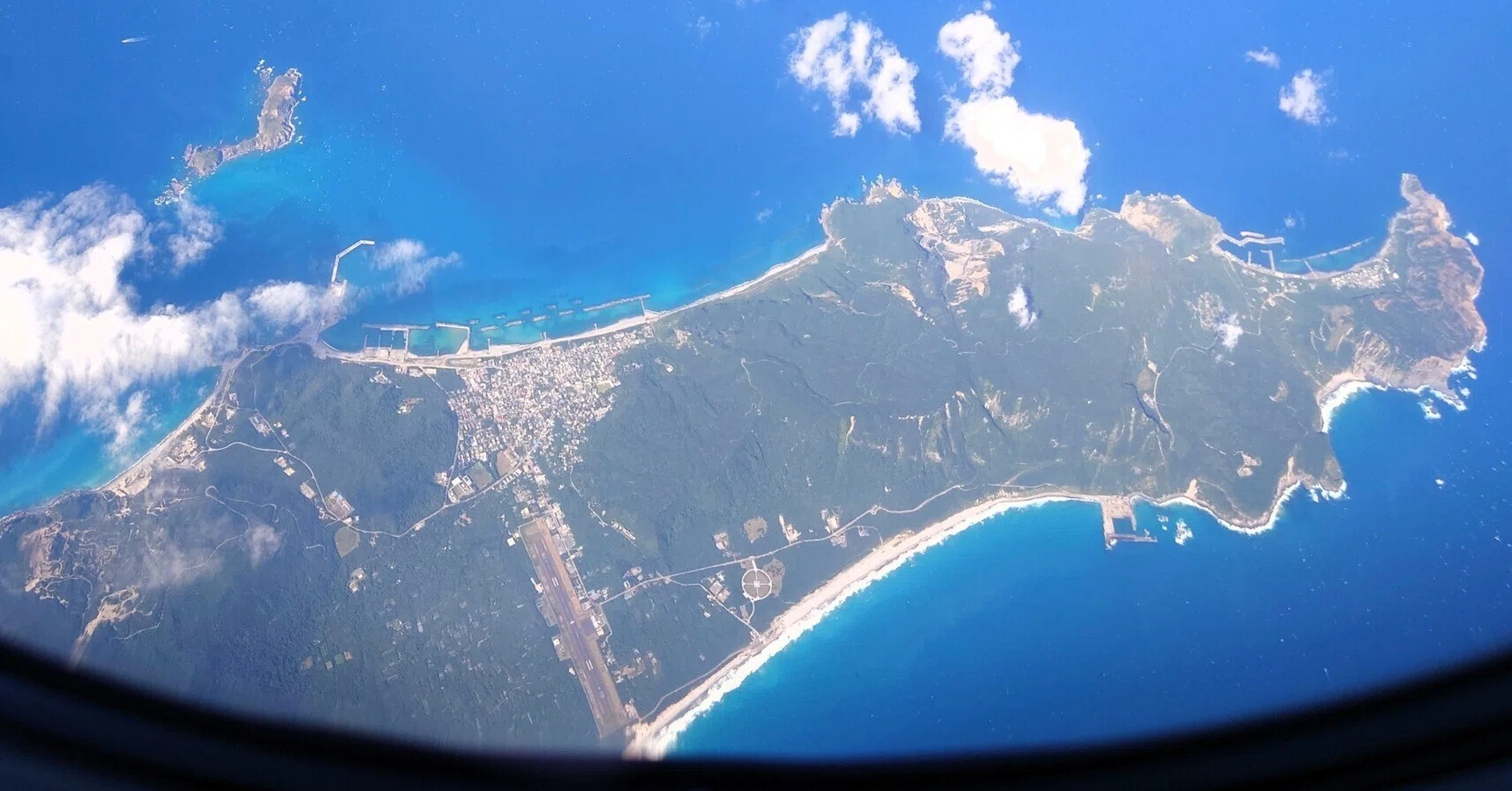 空から見る日本の海岸線と港湾　 伊豆諸島① 機窓画像コレクション「高知空港～伊豆大島」／2024年10月｜菅野ノリヒコ